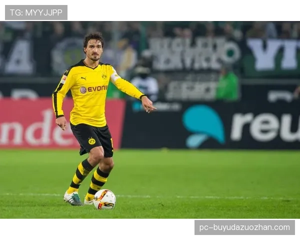 特写：老将胡梅尔斯指导年轻中卫聚勒布置人墙，展现防守领袖价值